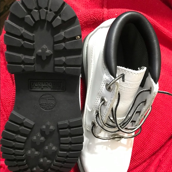 Like new white Timberland boots. Smoke-free, pet- free home. Size 7 - Picture 6 of 8